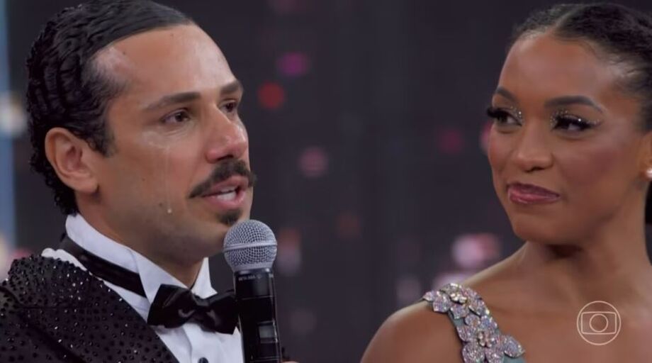 Amaury Lorenzo, participante da 'Dança dos Famosos' em 2024, encontrou sua primeira professora de balé no palco do 'Domingão Com Huck' e se emocionou