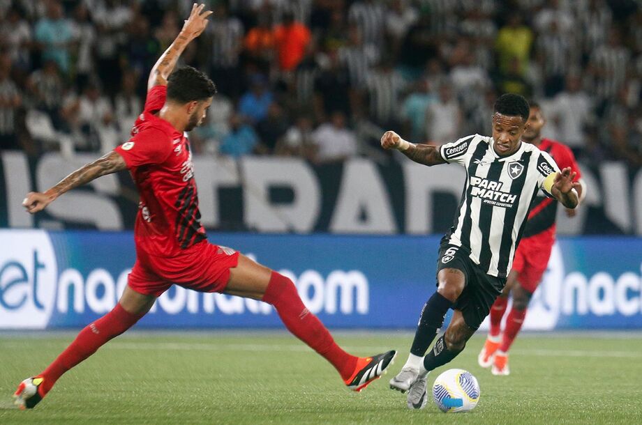 Botafogo busca o empate com o Athletico-PR no último lance e mantém liderança do Brasileirão