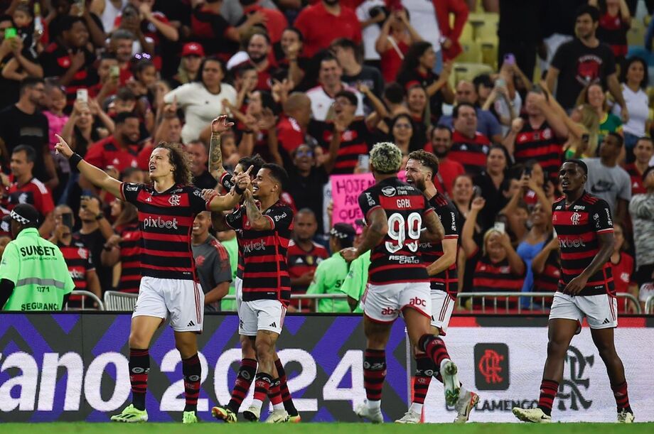 Flamengo marca no fim, vence o Bahia e assume a liderança do Brasileirão