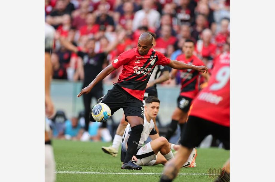 Fernandinho em ação pelo Athletico-PR contra o Corinthians