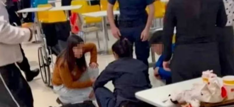 Cerca de 200 adolescentes se envolveram em uma briga generalizada e assustaram frequentadores de um shopping de Buenos Aires, na Argentina, no sábado 22