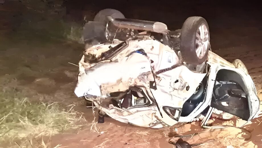 Carro capota na BR-060, deixando dois mortos