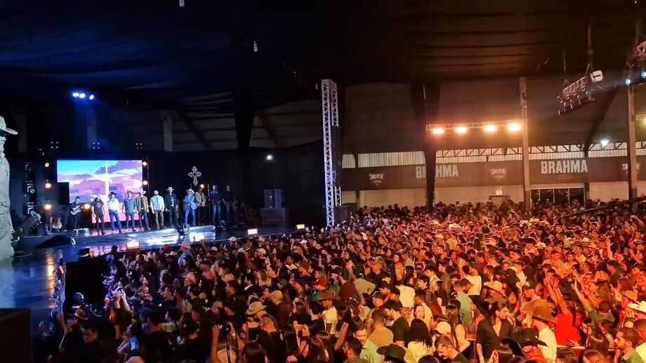 Uma noite para ficar marcada na história do mundo sertanejo, assim foi a Comitiva JC, show em tributo ao cantor, compositor e violeiro João Carreiro