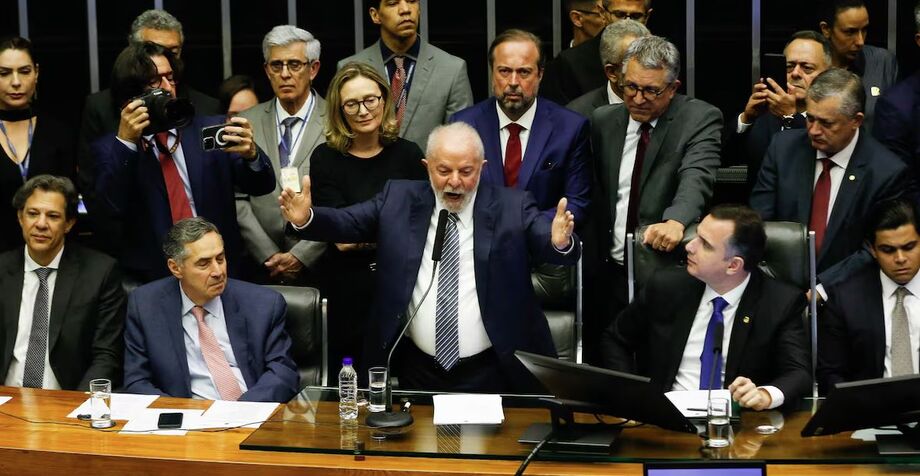 O presidente da República Luiz Inácio Lula da Silva (PT) durante sessão de promulgação da PEC da reforma tributária, no Congresso Nacional, em dezembro de 2023.