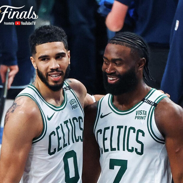Boston Celtics vence Dallas Mavericks pela 3ª vez seguida e fica a uma vitória do título da NBA