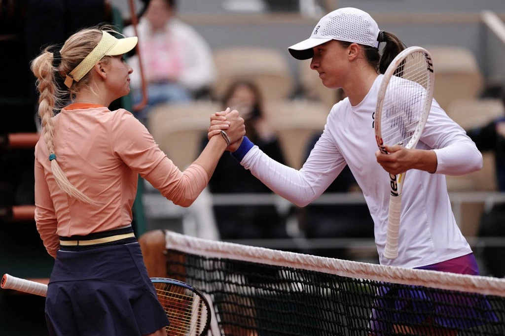 Iga Swiatek impressiona com nova vitória arrasadora em Roland Garros; Gauff segue firme