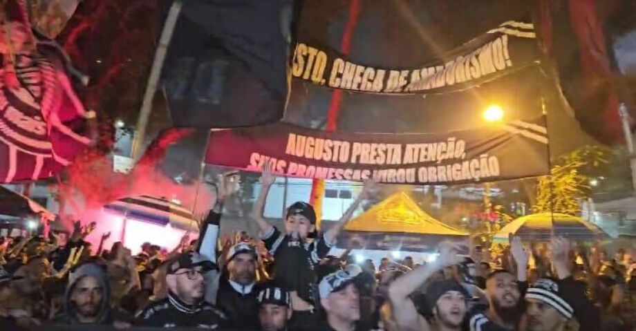Torcida do Corinthians protesta no Parque São Jorge e Augusto Melo promete melhorias e reforços