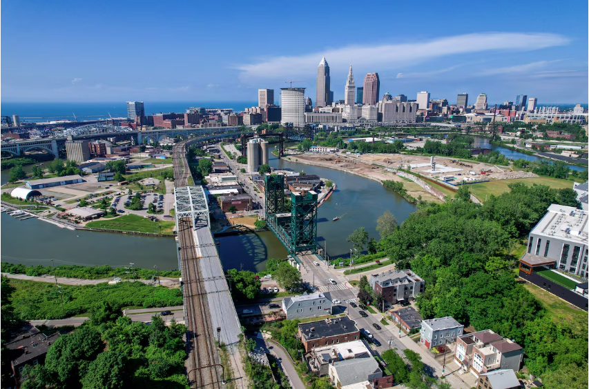 Cidade de Cleveland, no estado de Ohio, nos Estados Unidos; prisão libertou suspeito de assassinato por engano.