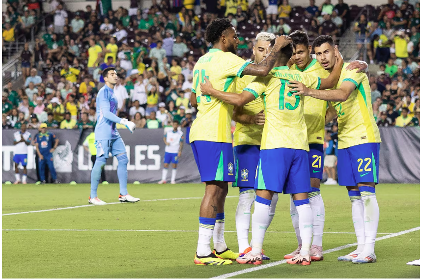 Time brasileiro comemora gol de Gabriel Martinelli, que ampliou o placar.
