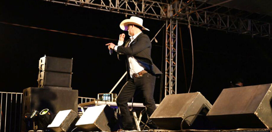 Prefeito Juliano Ferro dançando em evento