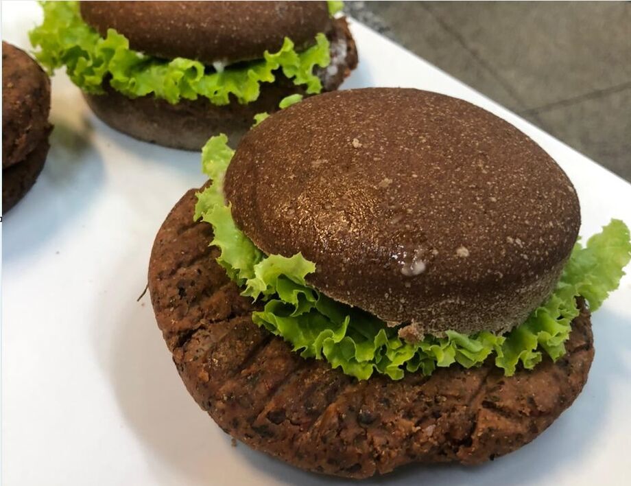 Hambúrguer vegano à base de banana verde
