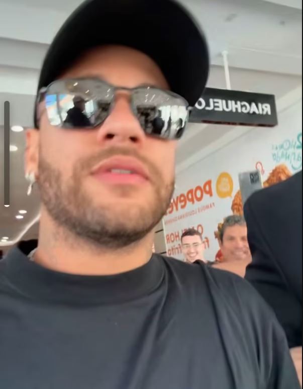 Neymar causa alvoroço ao ir a shopping em São Vicente, São Paulo.