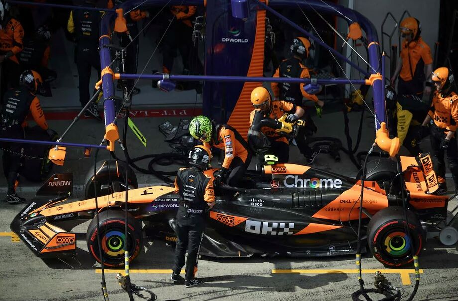 Lando Norris deixa seu carro após batida com Max Verstappen.