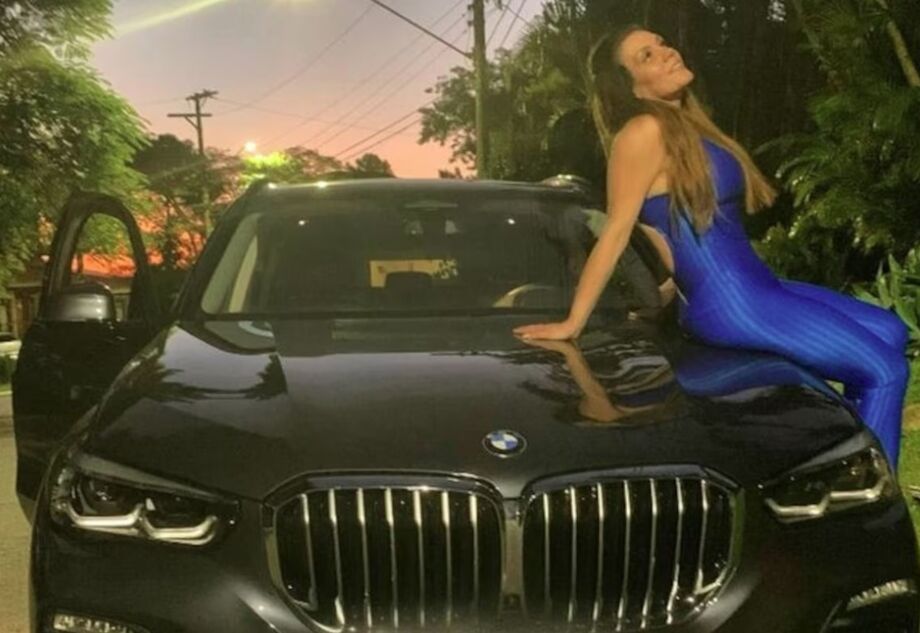 Simony compartilha foto do carro de luxo que ganhou de admirador