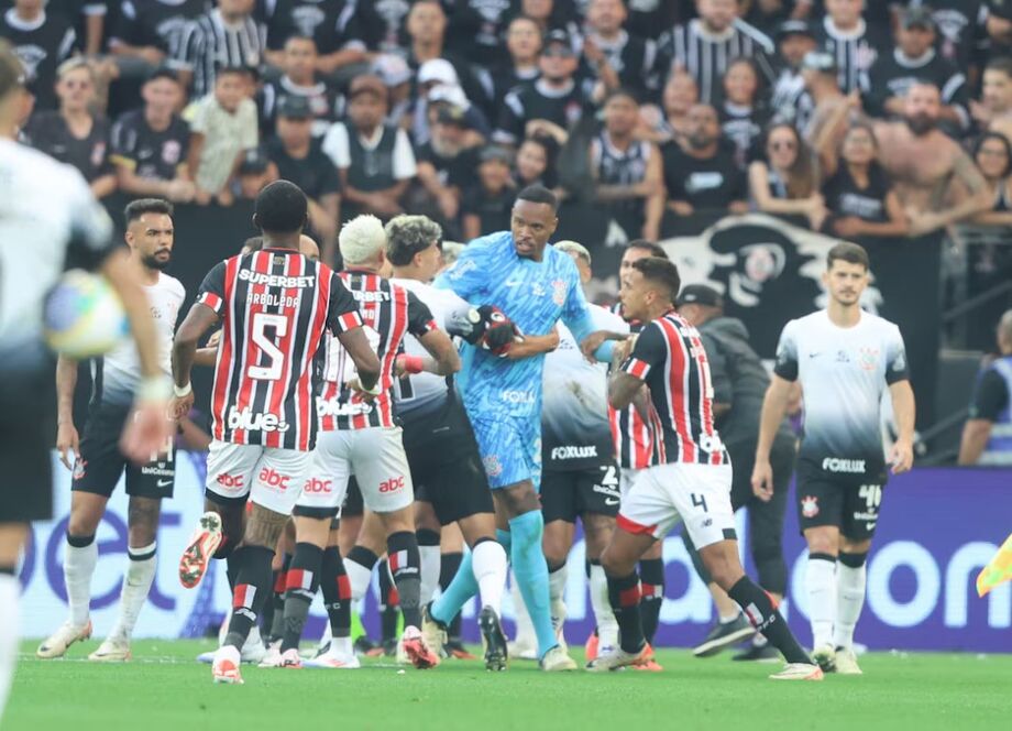 Jogadores de Corinthians e São Paulo discutem durante clássico na Neo Química Arena.
