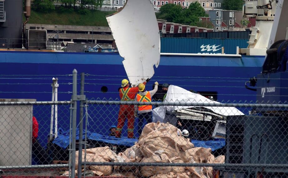 Destroços do submersível Titan, recuperados do fundo do oceano próximo ao naufrágio do Titanic, são descarregados do navio Horizon Arctic no cais da Guarda Costeira Canadense em St. John's, Newfoundland, quarta-feira, 28 de junho de 2023