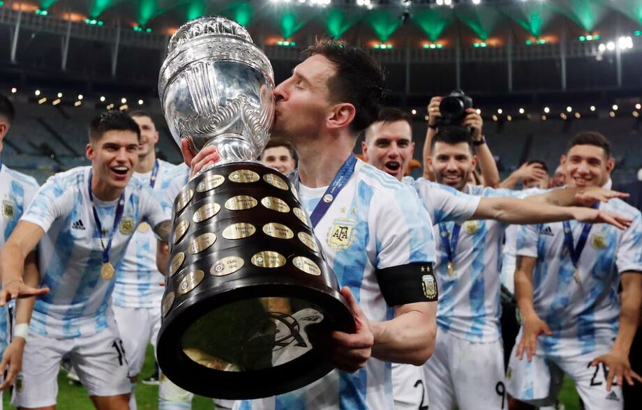 Lionel Messi beija o troféu da Copa América de 2021