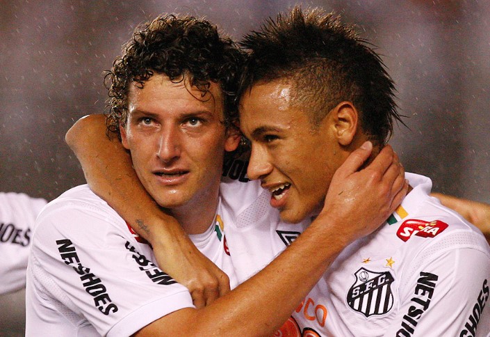 Ricardo Saibun/Santos/Divulgação Neymar e Elano abraçados Elano e Neymar foram campeões da Libertadores com o Santos em 2011