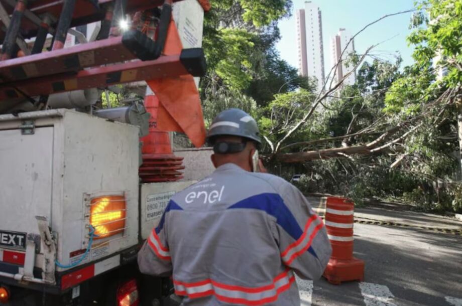 Aproximadamente 220 mil imóveis continuam sem energia na Grande SP, diz Enel