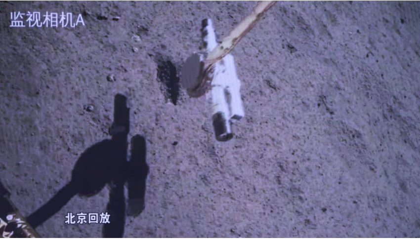 Sonda chinesa Chang'e-6 coletando amostras na superfície da Lua