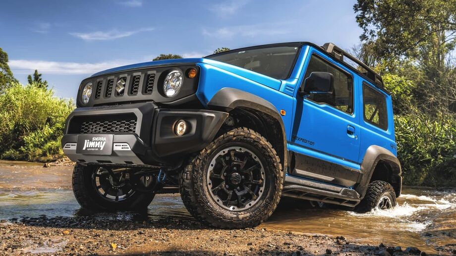 O Jimny Sierra é conhecido por sua capacidade off-road, equipado com um motor 1.5 aspirado que desenvolve 108 cv de potência e 14,1 kgfm de torque.