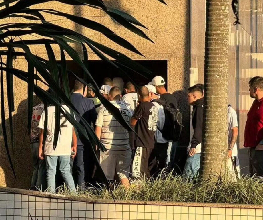 Organizada do Corinthians protesta contra Melo e PM é acionada no Parque São Jorge