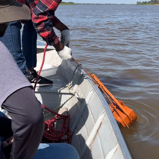 Pesquisadores da UEMS coletam amostras de água no Rio Paraguai para estudo hidrossedimentológico