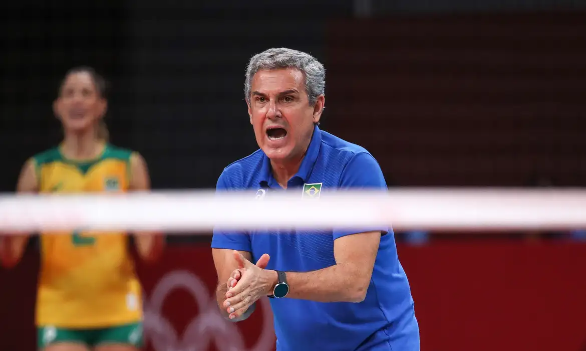 O técnico José Roberto Guimarães