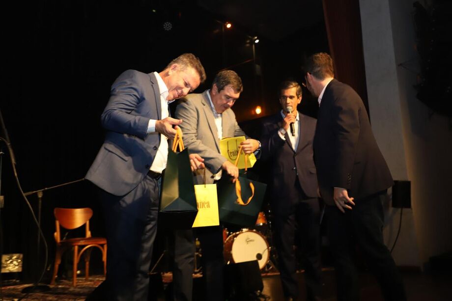 Governadores Eduardo Riedel e Mauro Mendes foram homenageados durante evento
