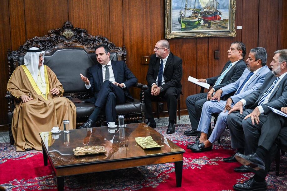 Senador Nelsinho Trad recebe delegação parlamentar do Bahrein para discutir parcerias em meio à crise agrícola em MS