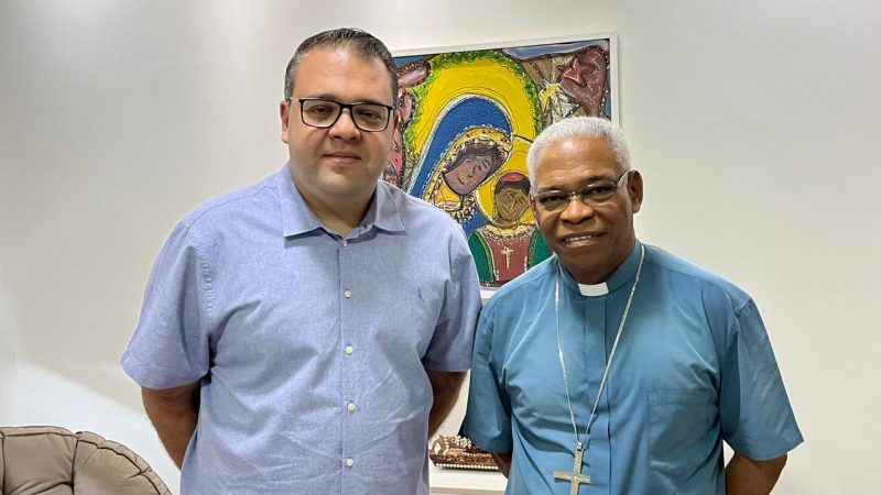 Prefeito Alan ao lado do bispo diocesano Dom Henrique Aparecido de Lima