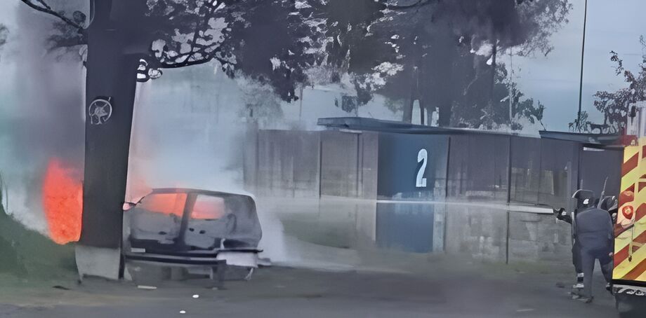 Bombeiros apagam fogo em Fiat Uno; dentro do carro morreu carbonizada uma cantora de 34 anos