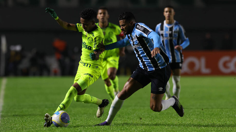 Palmeiras falha na defesa, mas arranca empate com o Grêmio graças ao talento de Estêvão