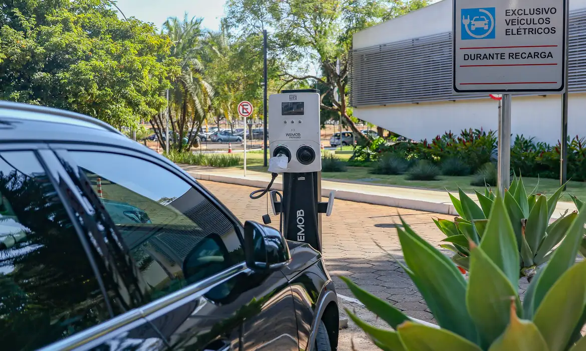 Câmara incluiu carro elétrico e apostas no Imposto Seletivo
