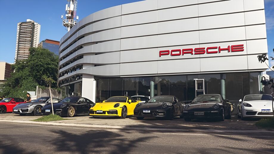 Fachada da Porsche Inaugurada em Salvador Em novembro do ano passado, o grupo Bamaq inaugurou a primeira concessionária da Porsche em Salvador, destacando a expansão da marca no Brasil.