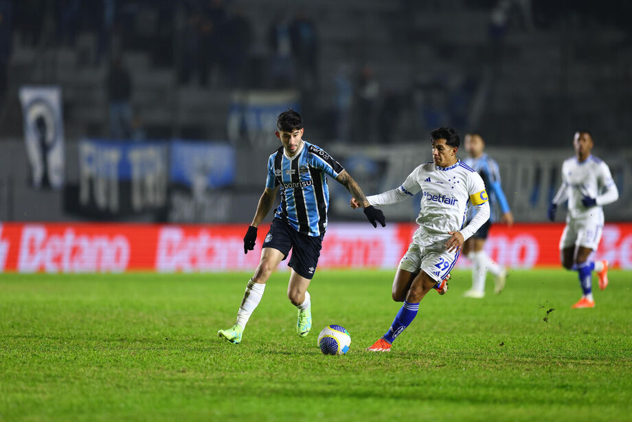 Cruzeiro mantém embalo, ganha fácil, encosta nos melhores e afunda vaiado Grêmio no Brasileirão
