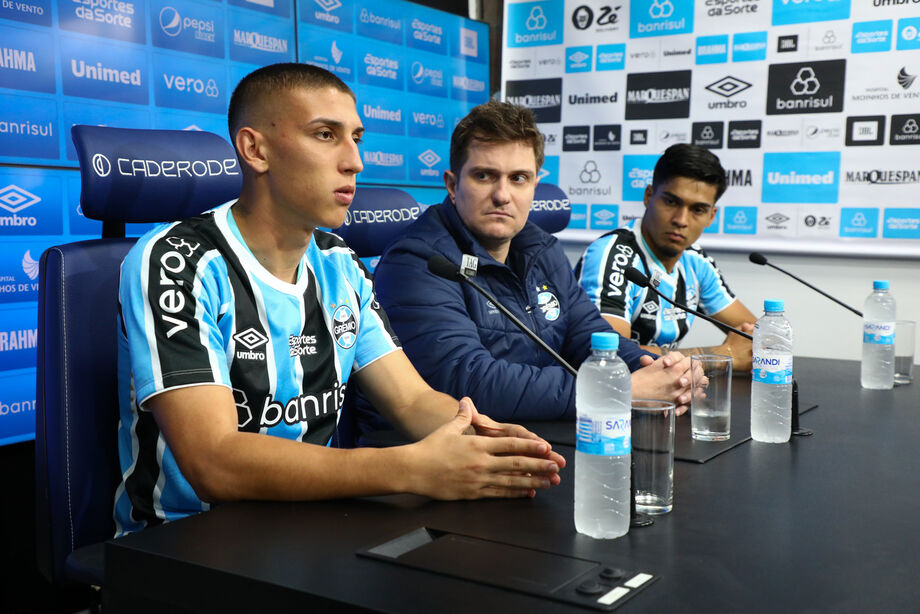 Grêmio apresenta colombiano Monsalve e uruguaio Arezo e dupla é relacionada contra o Vitória