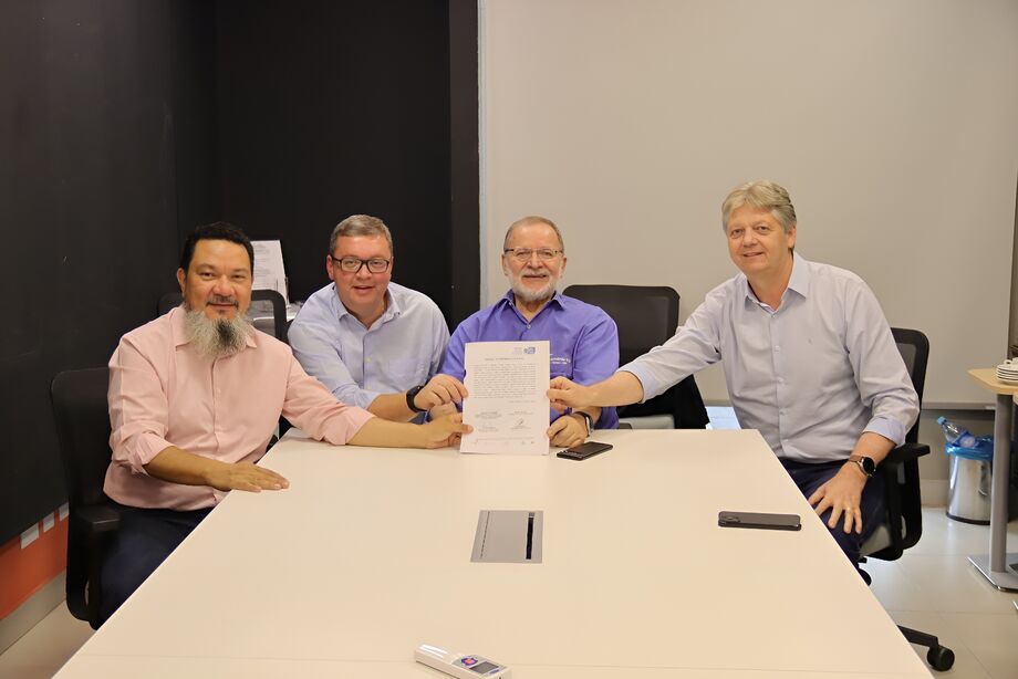 Na foto, da esquerda para a direita, Ricardo Senna, Vitor Mello, Edison Araújo e Jaime Verruck celebram a assinatura de uma parceria estratégica entre o governo do Estado, por meio da Semadesc, e o Senac MS.