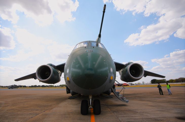 O cargueiro KC-390 Millenium - adaptado para levar, de uma só vez, 12 mil litros d'água - é um dos grandes trunfos no combate às chamas