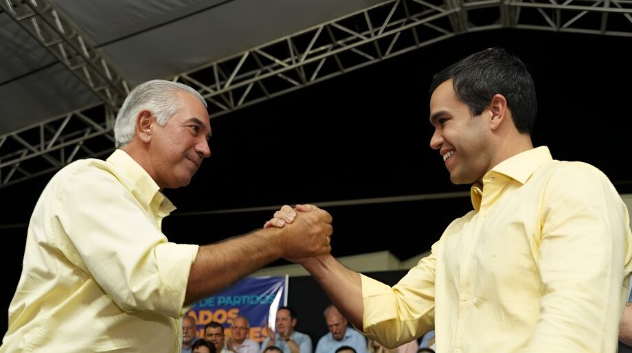 Líderes do PSDB, Reinaldo Azambuja e Beto Pereira, se cumprimentam na convenção do partido.