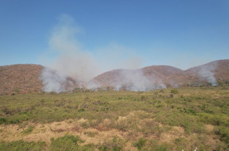 Bombeiros atuam há quatro dias para conter incêndio iniciado por caminhão e monitoram foco na Bolívia