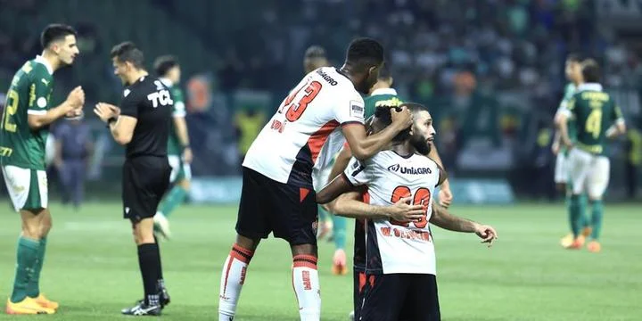Palmeiras poupa titulares, joga mal e perde para o Vitória por 2 a 0 em casa