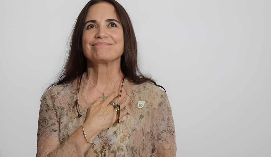 Regina Duarte foi condenada a pagar R$30 mil para Janaína Diniz, além de se retratar publicamente, o que aconteceu na postagem feita no Instagram.