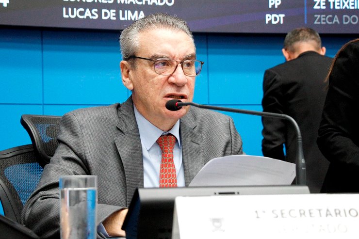 As matérias enviadas pelo Poder Executivo foram lidas pelo 1º secretário da ALEMS, Paulo Corrêa, durante a sessão
