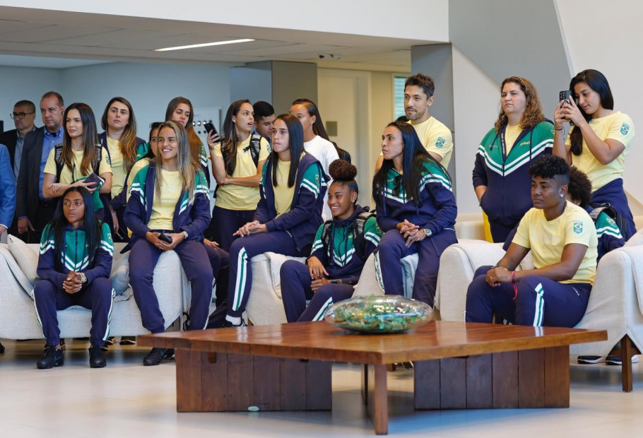 Jogadoras assistem orquestra de projeto musical de Teresópolis
