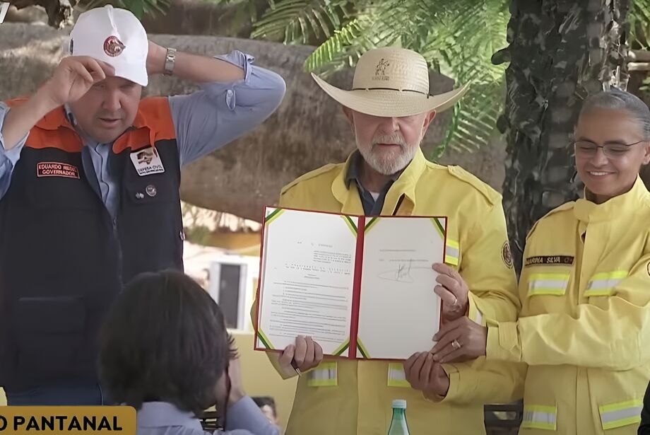 Vestido de brigadista e usando chapéu pantaneiro, Lula sancionou lei ao lado governador Riedel e da ministra Marina Silva (Meio Ambiente e Clima)