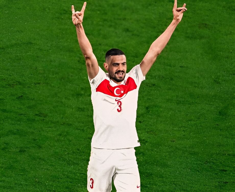 Demiral, autor de dois gols da Turquia sobre a Áustria fazendo gesto terrorista