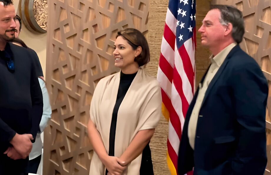 Michelle ao lado de Jair Bolsonaro nos EUA
