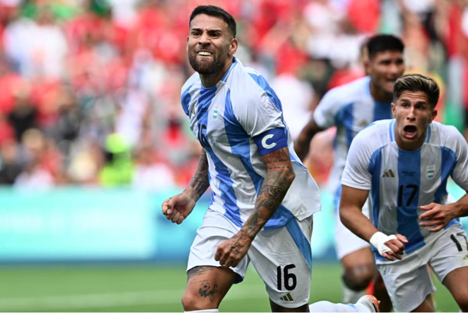 Otamendi comemora o gol de empate da Argentina no último minuto da partida.