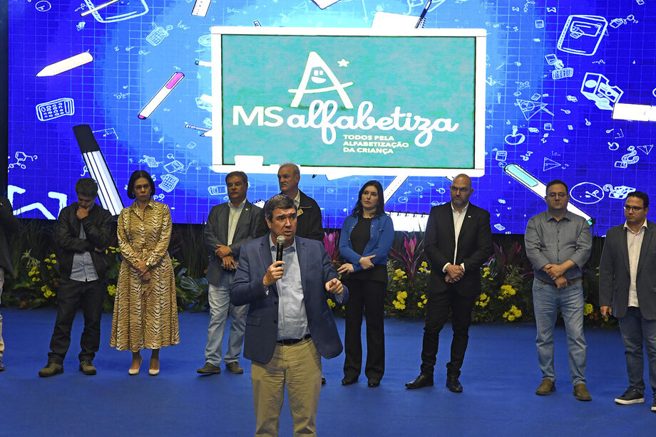 Governador Eduardo Riedel durante cerimônia de premiação do MS Alfabetiza.